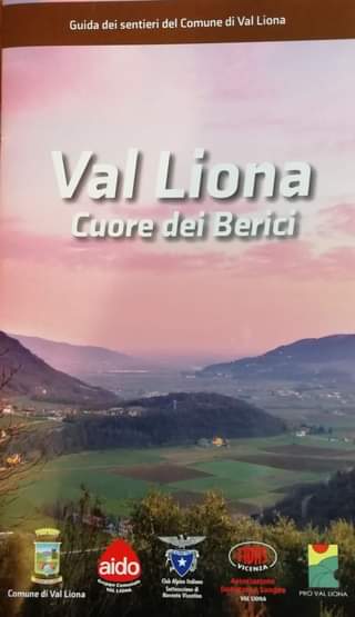 Potrebbe essere un'immagine raffigurante montagna, cielo e il seguente testo "Guida dei sentieri del Comune di Val Liona Val Liona Cuore dei Berici Comune di aido Gruppo Comunale YAI ION Liona Club FIDAS VICENZA Italiano Noventa Associazione VAL LIONA PROVAL LIONA"